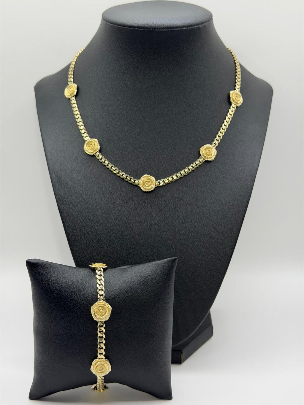 Hermoso Set Mónaco con Flores de Mujer