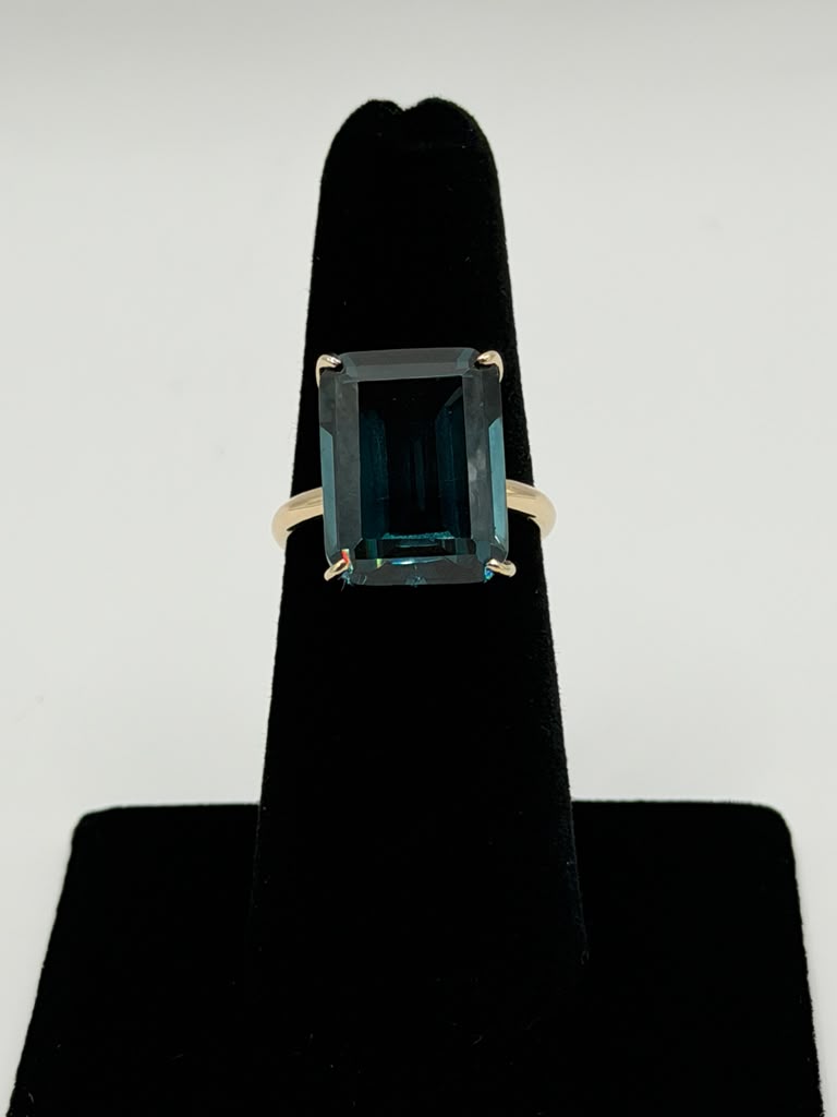 ANILLO SOLIDO CON PIEDRA