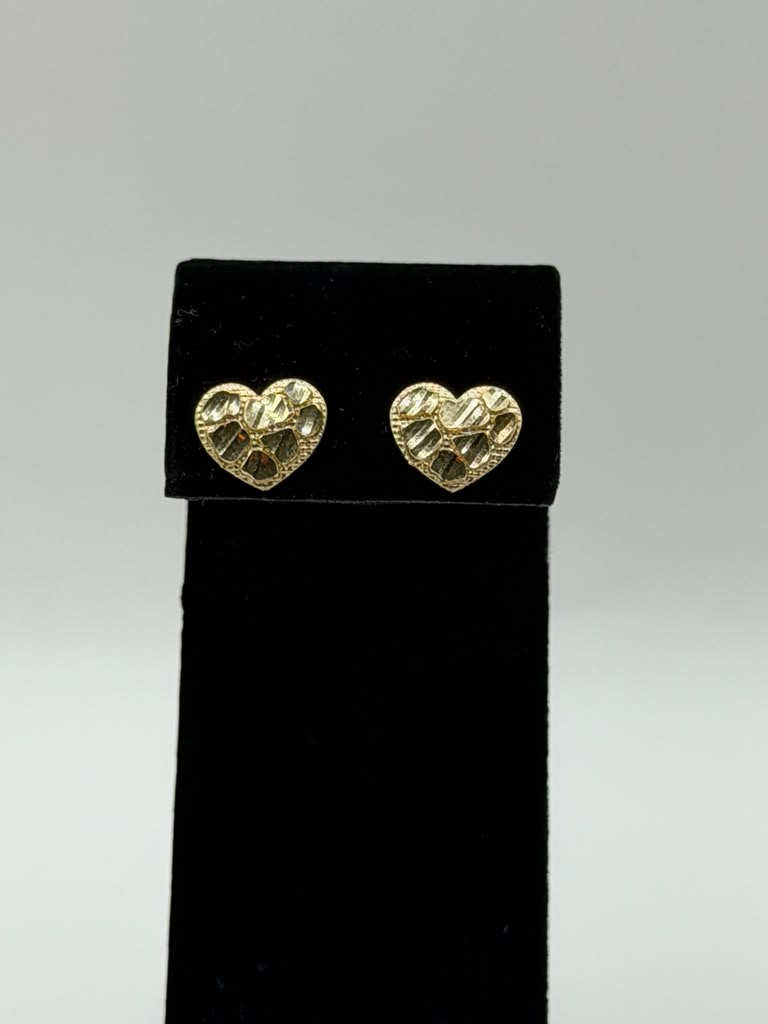 ARETES TEXTURIZADOS EN FORMA DE CORAZON