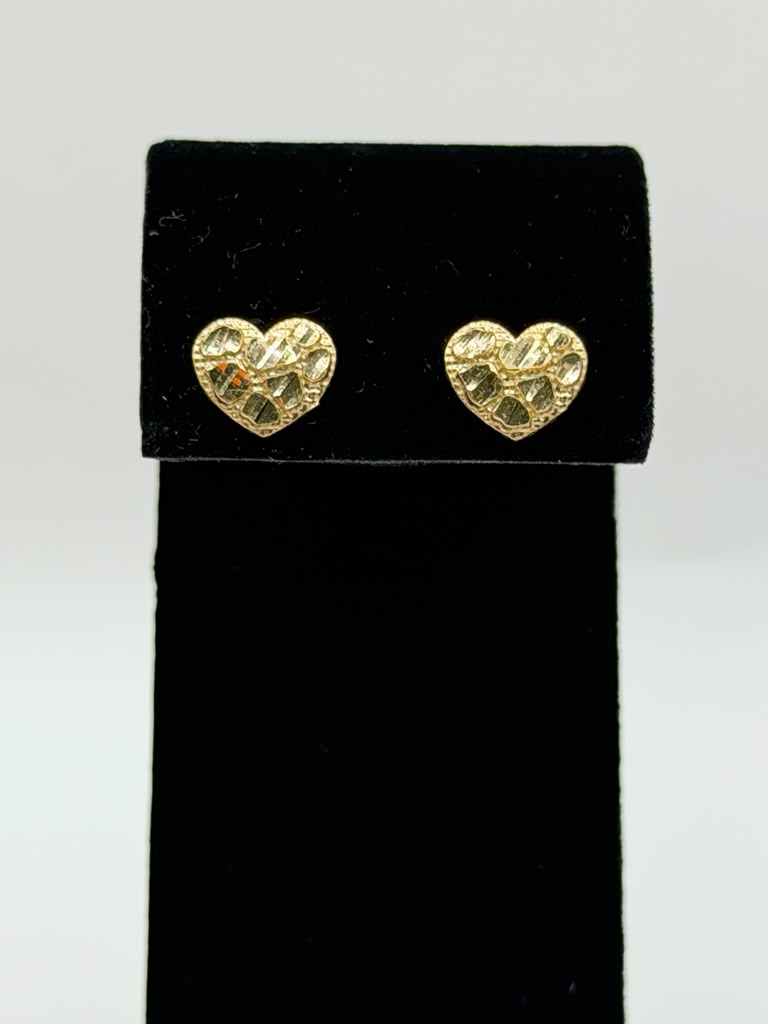ARETES TEXTURIZADOS EN FORMA DE CORAZON