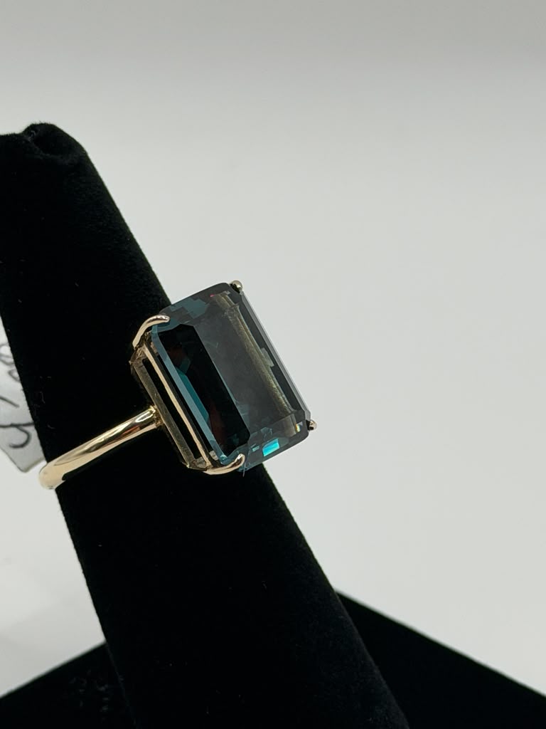 ANILLO SOLIDO CON PIEDRA