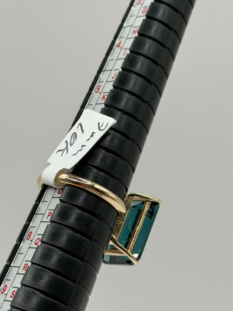 ANILLO SOLIDO CON PIEDRA
