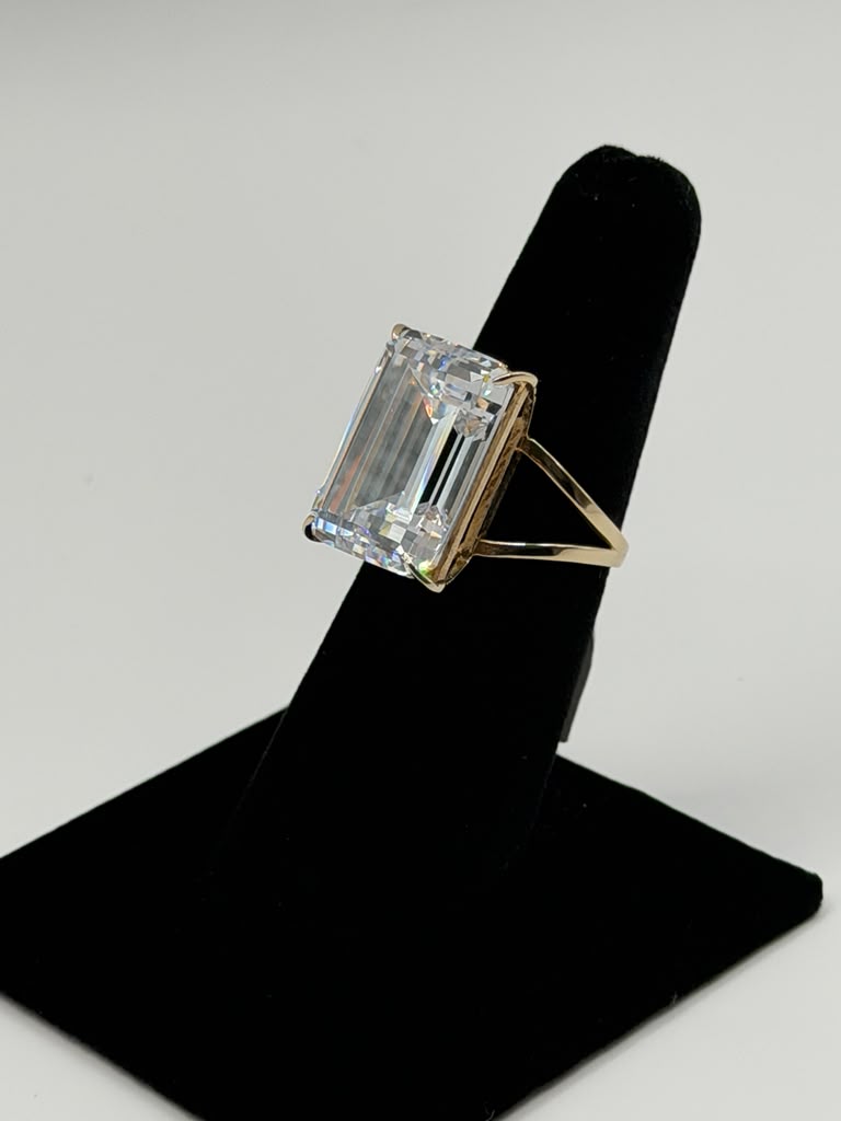 ANILLO SOLIDO PIEDRA BLANCA